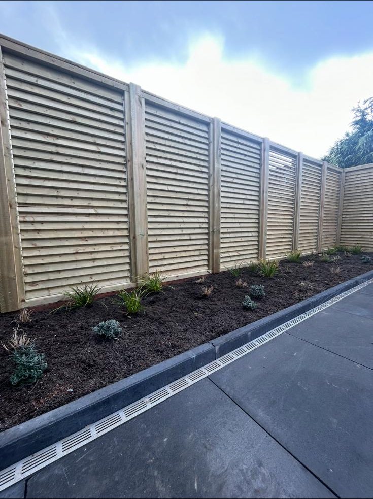 Nieuwe schutting met aangelegde beplantingsstrook door Luc'se Tuinen